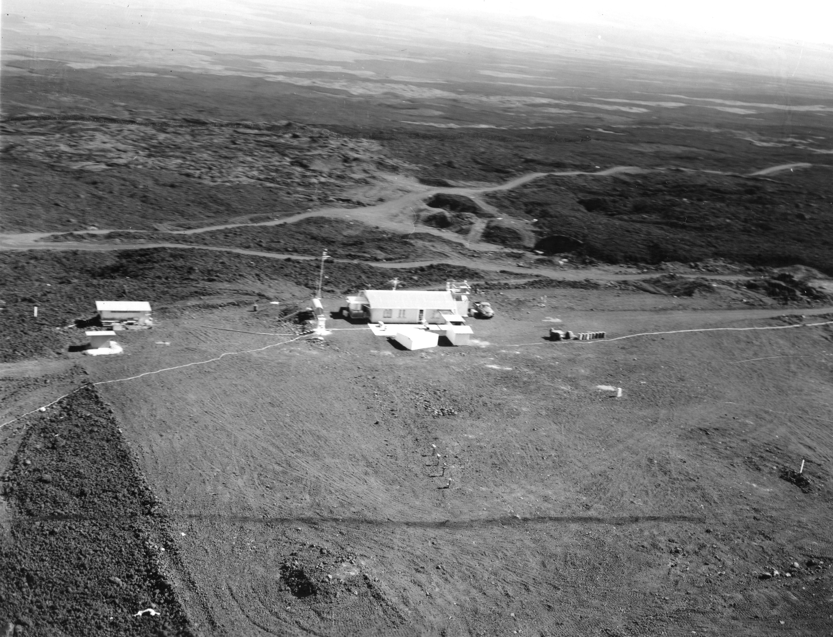 Letecký pohled na observatoř Mauna Loa v roce 1958