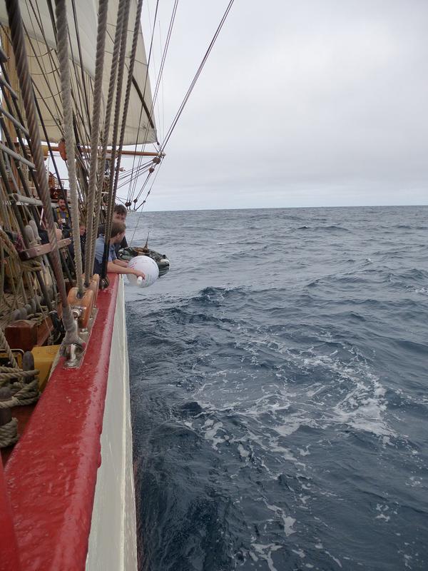 Driftující oceánská bóje vypouštěná z plachetnice Bark Europa u Jižní Afriky.