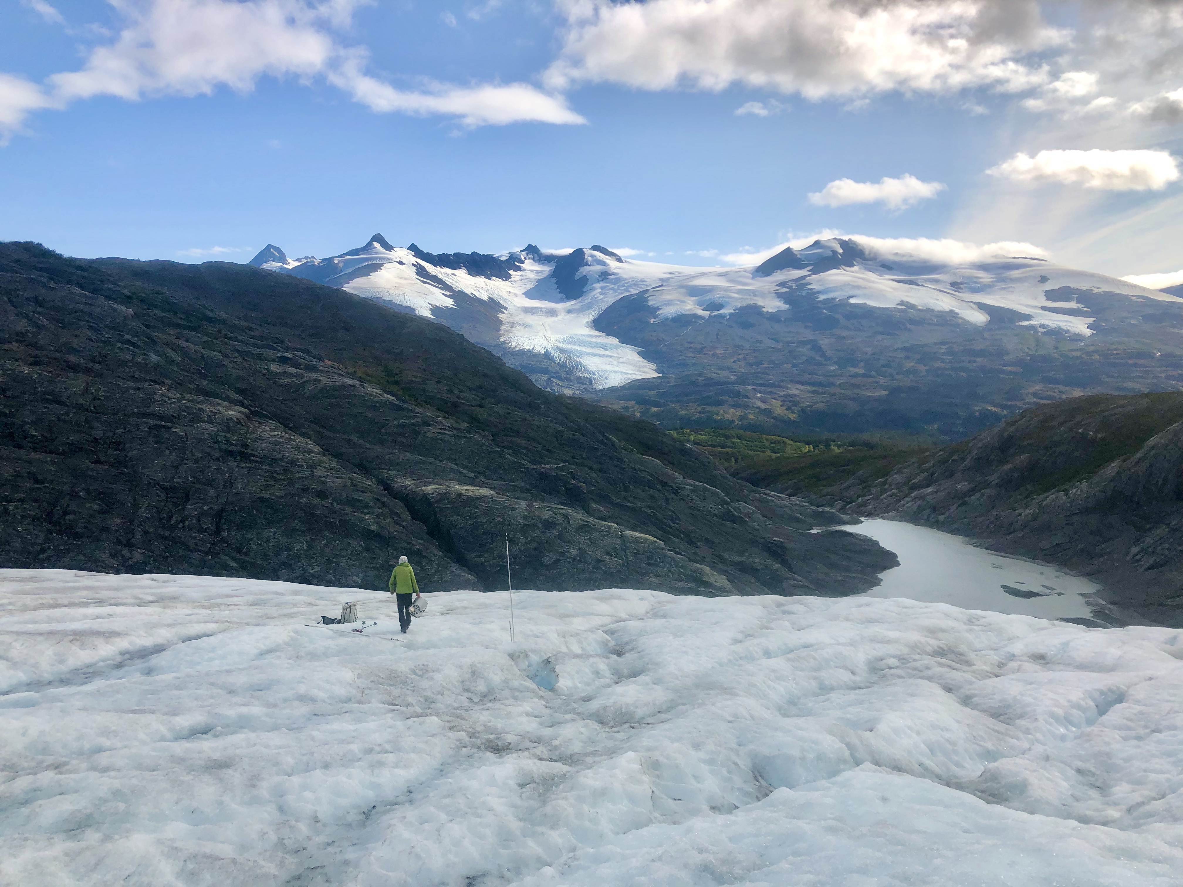 Výrazně odkrytá měřicí tyč na Wolverine Glacier na Aljašce