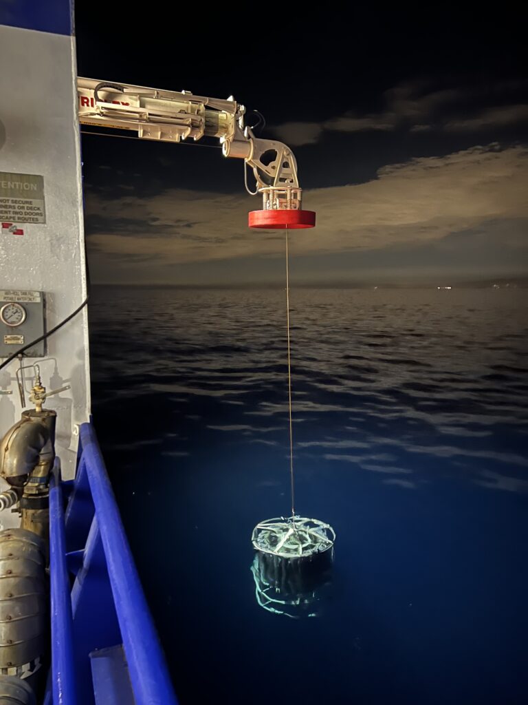 Oceánografická růžice s čidly a lahvemi spouštěná z výzkumné lodi do oceánu