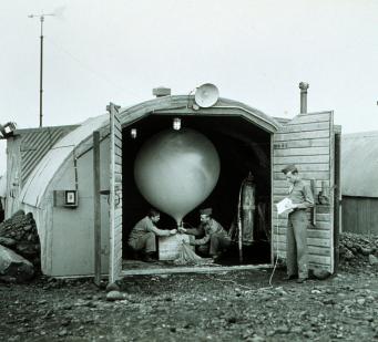 Příprava meteorologického balónu s radiosondou ve Spojených státech v roce 1944.